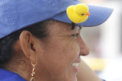 Mary Quintero luce el pato kawaii en una gorra mientras camina por el centro de Guayaquil.