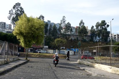 Los individuos aprovechan tempranas horas o momentos en los que las vías se encuentren desoladas.