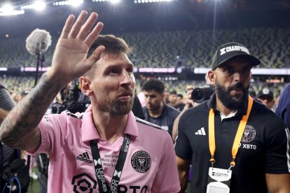 Yassine Chueko (d) es el encargado de cuidar en todo momento a Lionel Messi.