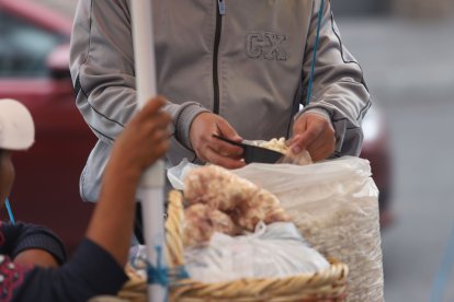 Las porciones de canguil se entregan en fundas.