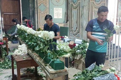 Con unas doce mil flores blancas donadas por comerciantes devotos, adornaron su altar.