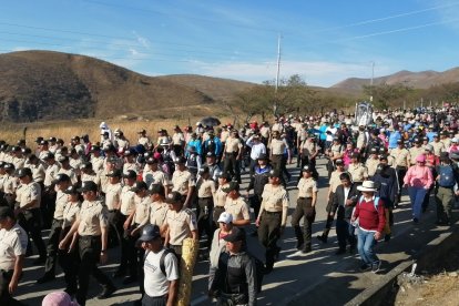 La Churonita, durante el recorrido, estuvo resguardada por un contingente de uniformados.