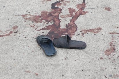 La mañana de ayer, las zapatillas de uno de los tres baleados en la cooperativa Guayas y Quil, aún permanecían en la escena.