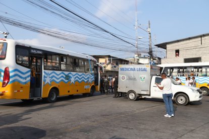 El asesinato ocurrió dentro de un bus.
