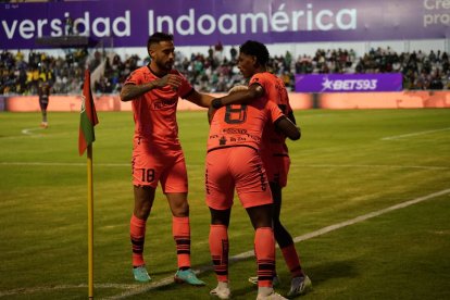 Gabriel Cortez, felicitado por sus compañeros en Barcelona.