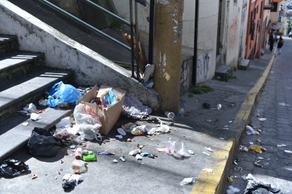 La basura y la falta de mantenimiento de las aceras también son un problema.