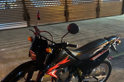 En esta motocicleta aparentemente se movilizaban los sospechosos.