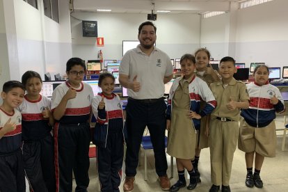 Este es el grupo completo de chicos de 5to. de básica. La característica del equipo del 'profe' Salas es levantar el pulgar.