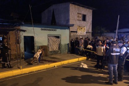 Uno de los fallecidos quedó en la silla luego de ser atacado.
