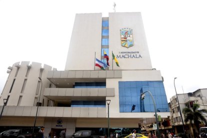 El Municipio dispuso rendir homenajes póstumos, entre esos colocar banderas a media asta.