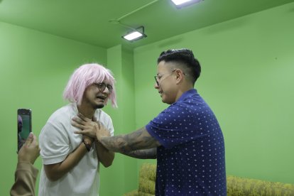 Graba los sketches con un  amigo que también es influencer.