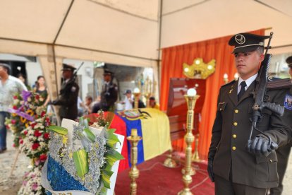 Policías le rindieron honores a Karelis durante su velatorio en el barrio Paz y Progreso, en Tonsupa.