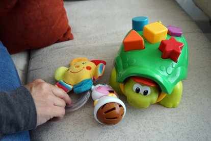 Algunos juguetes dan, por momentos, alivio a la pequeña Camila.