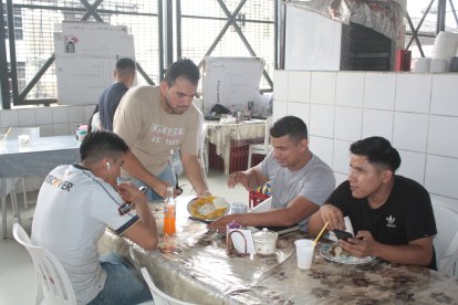 Kevin también es parte del equipo de trabajo de su madre. Él estudia gastronomía.