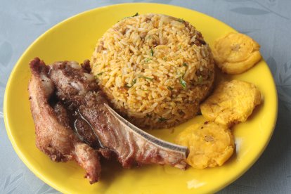 Este es el plato estrella de doña Marcia, el moro de lentejas que va acompañado de costillas y patacones.