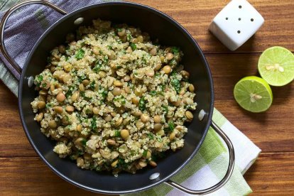 A este plato de quinua con lenteja lo puedes acompañar con dos huevos fritos, así potenciarás los beneficios nutricionales.