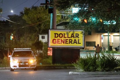 Agentes de policía vigilan la zona de un crimen a tiros que se produjo el 26 de agosto en la tienda Dollar General en Jacksonville.