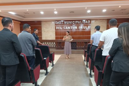 Antes de empezar la jornada laboral, en el cabildo le entregan a Dios su día.