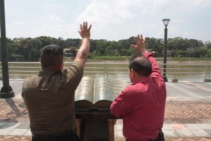 El pastor Huayamave (izq.) y el intercesor Cali, frente al monumento de la Biblia ubicado en el malecón de Daule, oraron por el cantón.