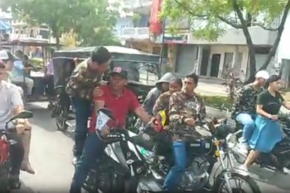 Los soldados de Cristo se desplazan por la urbe para evangelizar. Parte de su entrenamiento es ungir, vigilar, ayunar. El ejercicio que más hacen es estar de rodillas.