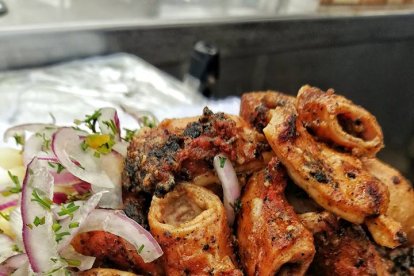 Las tripitas se acompañan con papa, mote o choclo.