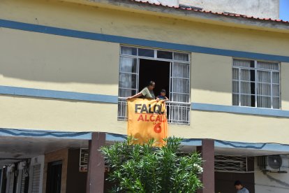 Una seguidora del occiso sacó una bandera amarilla, del Partido Social Cristiano, su agrupación política.