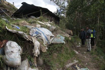 Los moradores han colocado costales para tratar de evitar que la tierra siga cediendo.