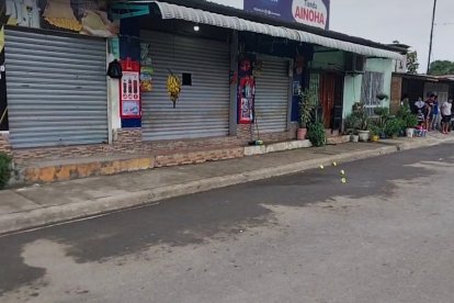 La tienda de Pedro Defas fue cerrada tras su crimen. En la población había nerviosismo.