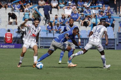 Facundo Castelli (i) marcó el gol del triunfo de Delfín sobre Emelec.