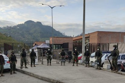 Militares en la cárcel de Turi.