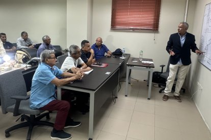 El profesor Héctor Plaza en plena clase. A la antigua, explica en un pizarrón, porque dice que eso capta más su atención.