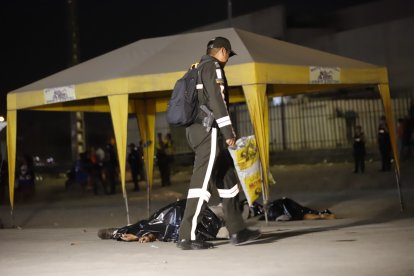 Los cuerpos de cuatro de los fallecidos quedaron en el pavimento debajo de una carpa amarilla. La Policía recogió 30 indicios balísticos.