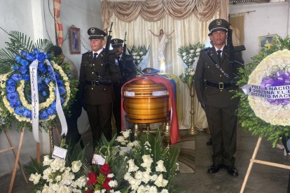 La entidad policial levantó una capilla ardiente y le rindió honores a José Luis Quezada Piedra, asesinado en Santa Rosa, El Oro.