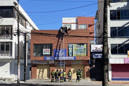 Algunas partes de la camioneta que estalló en el segundo atentado se esparcieron por diferentes sitios. El techo terminó sobre la terraza de un edificio.