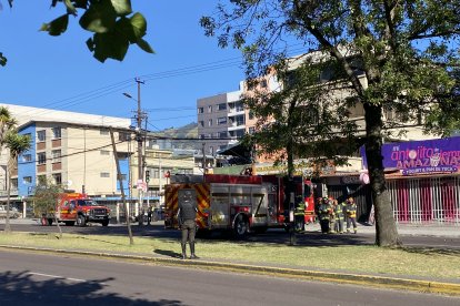 Personal del Cuerpo de Bomberos de Quito acudió a los sitios de los atentados para inspeccionar las escenas.
