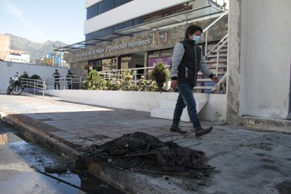 El primer atentado de un coche bomba en Quito fue en los exteriores del Ministerio de la Mujer.