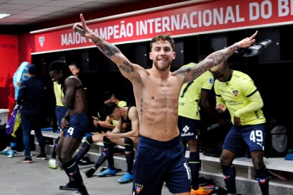El capitán de Liga de Quito, Ezequiel Piovi en pleno festejo en el camerino del estadio Marumbí