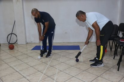 Con palo de escoba, botellas y cinta de papel puede entrenar cuerpo y mente.