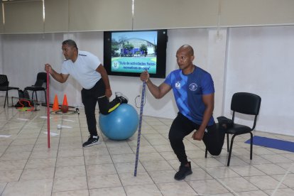 Con palo de escoba como bastón también puede hacer rutinas de ejercicios.