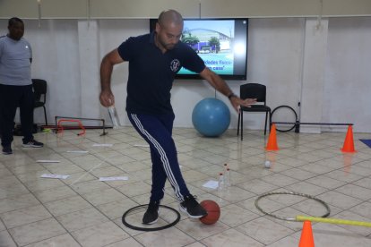 Una pelota, una rueda y botellitas con agua ayuda a moverse.