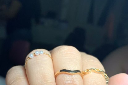 Enfermeras y maestras.
Lo recomendable para ellas es un esmaltado semipermanente, que se mantiene hasta tres semanas, haciendo ver las uñas brillosas y sutiles.