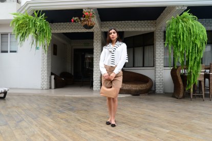 De paseo
Elige unas bermudas de tiro alto con una camisa y dale un toque diferente con un jersey amarrado sobre los hombros.