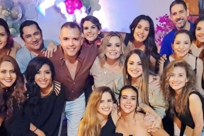 Úrsula Strenge en la fiesta sorpresa de sus 50 años, con sus amigos.