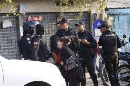 Familiares de las víctimas llegaron al sitio al enterarse del cruel suceso.
