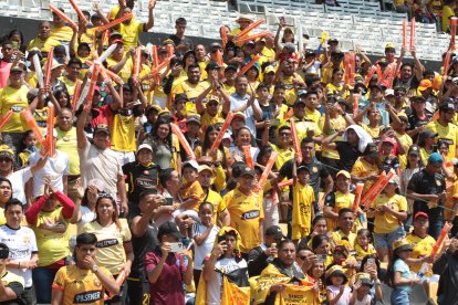 Más de 15.000 hinchas vieron la primera final en el estadio Monumental.