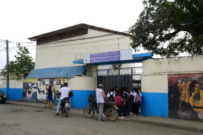 Padres de familia llegan a dejar y a retirar a sus hijos.