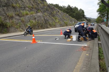 Se ejecuta la señalización en la vía rápida junto a los radares informativos.