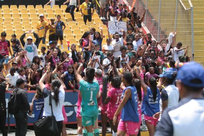 Jugadoras de Dragonas fueron a darle gracias a sus seguidores en el Monumental.