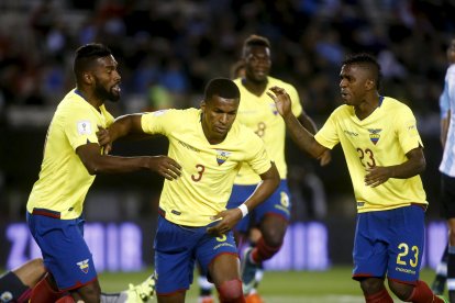 Frickson Erazo de Ecuador (segundo L) celebra después de anotar un gol durante el partido de Copa del Mundo 2018 de fútbol de clasificación contra Argentina en el estadio Antonio Vespucio Liberti, en Buenos Aires, Argentina, 8 de octubre de 2015. REUTERS / Agustin Marcarian FÚTBOL MUNDIAL. Ecuador's Frickson Erazo (2nd L) celebrates after scoring a goal during their 2018 World Cup qualifying soccer match against Argentina at the Antonio Vespucio Liberti stadium in Buenos Aires, Argentina, October 8, 2015. REUTERS/Agustin Marcarian SOCCER-WORLD.