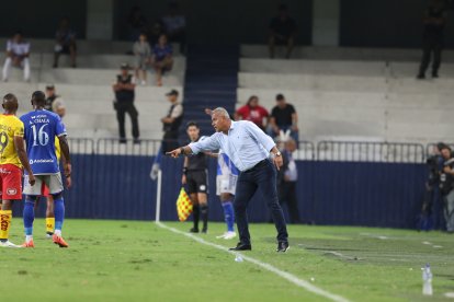 El DT Hernán Torres no encuentra a los delanteros que hagan goles para su equipo.